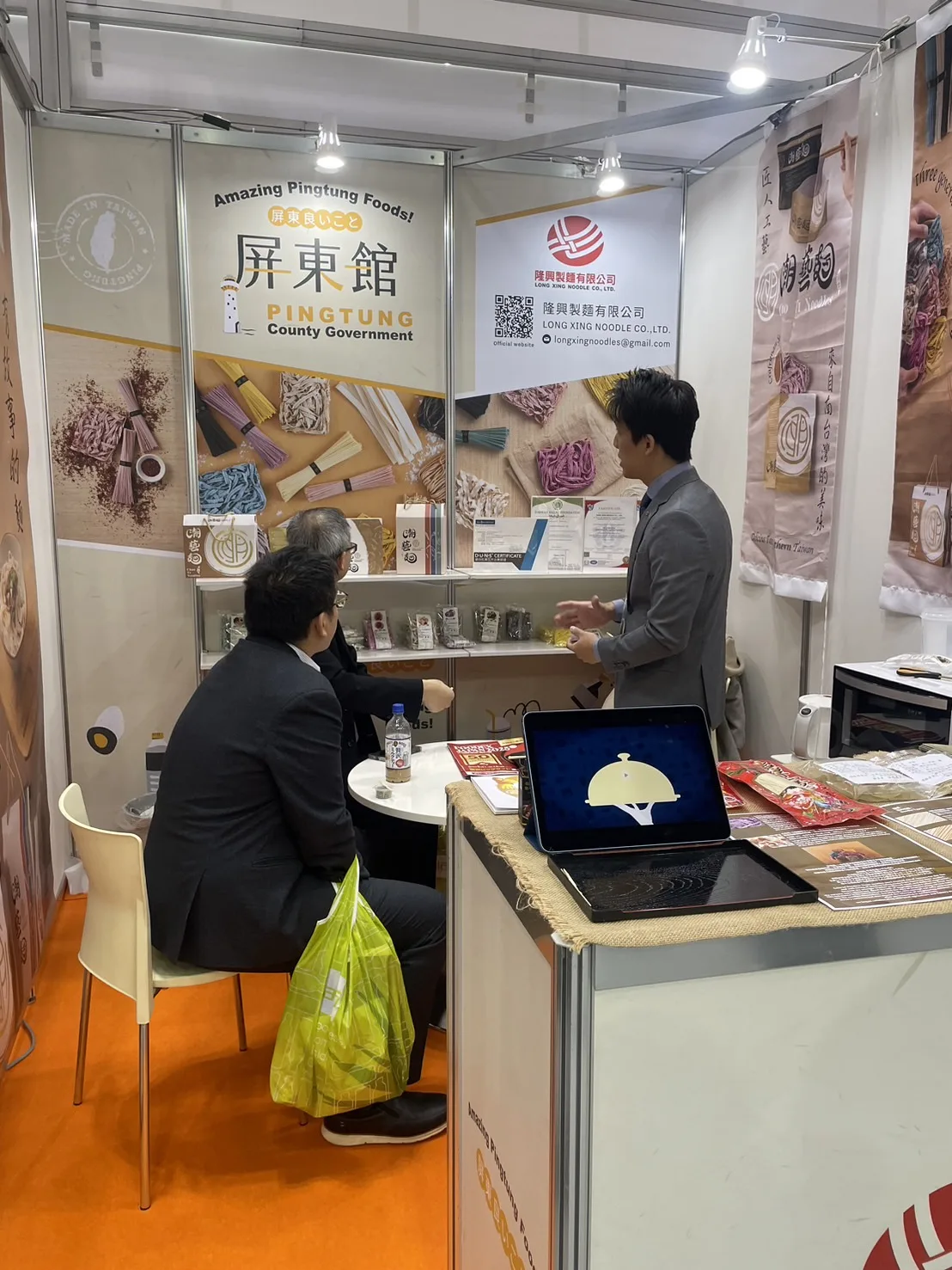 與參展廠商交流